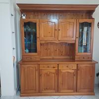 Credenza, tavolo e sedie in legno di pino