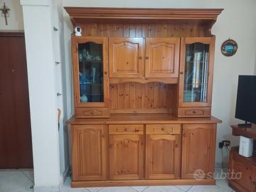 Credenza, tavolo e sedie in legno di pino