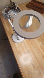 Lampada con lente d'ingrandimento perfetta