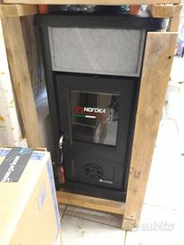 stufa a legna Nuova, marca Nordica