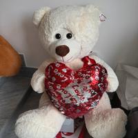 Orso di peluche gigante bianco con cuore rosso