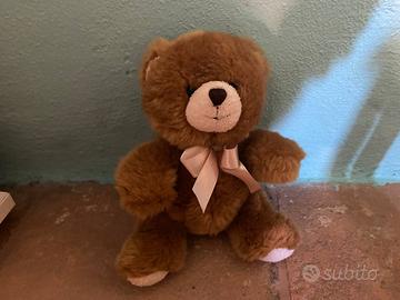 pupazzo peluche orsacchiotto con fiocco