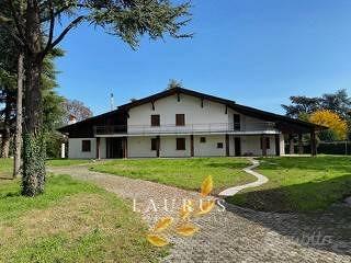 Villa di 650 m² con più di 5 locali a Rezzato