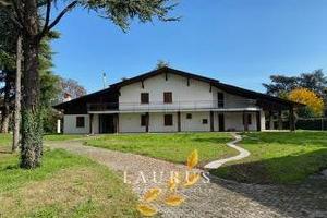 Villa di 650 m² con più di 5 locali a Rezzato