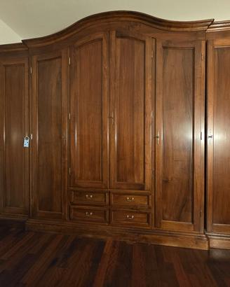 armadio in legno massello. 