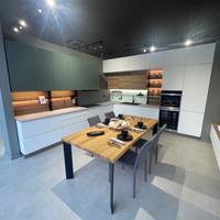 Cucina ArDue bianco verde con isola e cantina vini