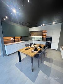 Cucina ArDue bianco verde con isola e cantina vini