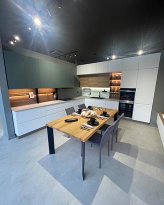 Cucina ArDue bianco verde con isola e cantina vini