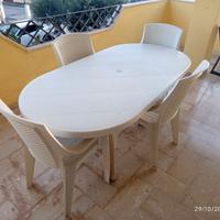 Tavolo in plastica con 4 sedie (set giardino)