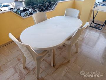 Tavolo in plastica con 4 sedie (set giardino)
