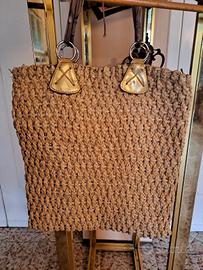 borsa in paglia con rifiniture dorate 