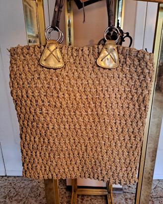 borsa in paglia con rifiniture dorate 