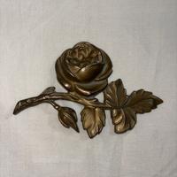 Decorazione applique ramo con rosa ottone vintage