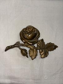 Decorazione applique ramo con rosa ottone vintage