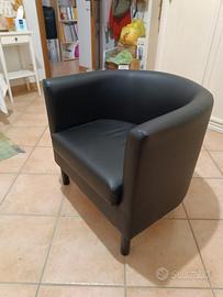 Poltrona in eco-pelle nera elegante