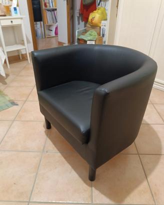 Poltrona in eco-pelle nera elegante