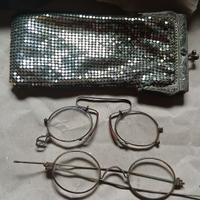 Oggetti vintage borsello e occhiali