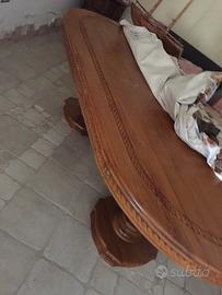 Tavolocon sedie imbottite in teak tutto lavorato