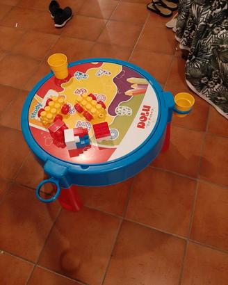 Tavolo gioco con costruzioni 