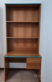 Scrivania con libreria integrata