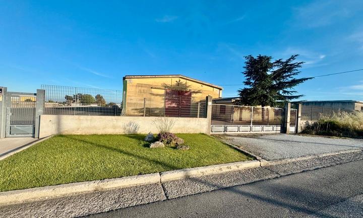 Ampio Capannone in zona centrale e ben servita