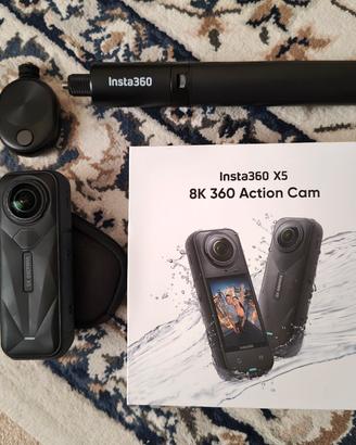 Insta360 x5 con selfie stick e Bullet time