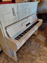 pianoforte verticale antico accordato 