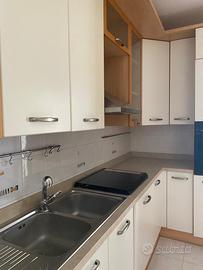 Cucina componibile con forno e lavastoviglie