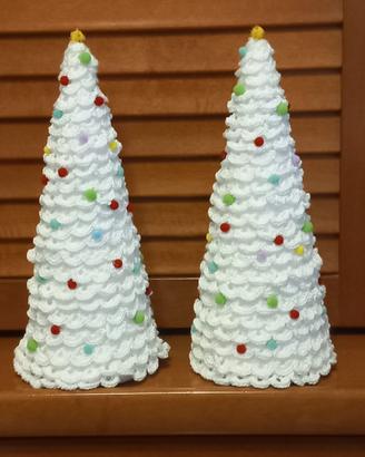 Alberi di natale fatti ad uncinetto
