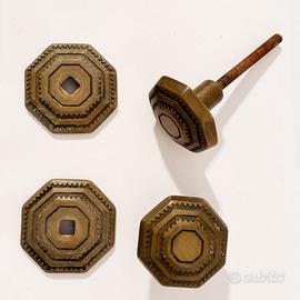 Due antichi pomelli fissi per porta