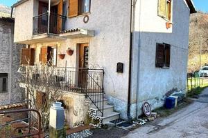 Casa indipendente di 100 m² con 4 locali a Cantali
