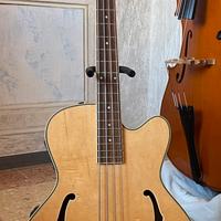Basso semiacustico Samick