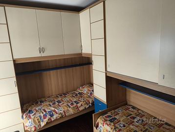 Cameretta a ponte doppia con due letti da bambini