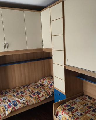 Cameretta a ponte doppia con due letti da bambini
