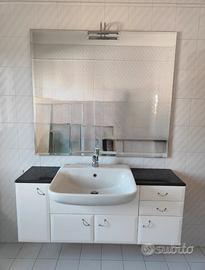 Mobile bagno con lavabo e specchiera
