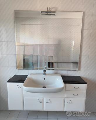 Mobile bagno con lavabo e specchiera