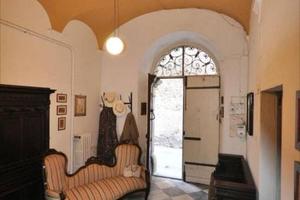 Palazzo / Stabile di 789 m² con più di 5 locali a 