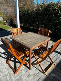 Set tavolo e sedie in legno per esterno