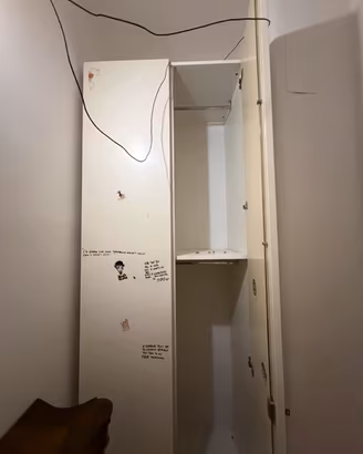 Armadio bianco con chiusura a chiave