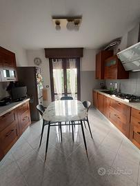 Cucina ben curata e funzionale! 