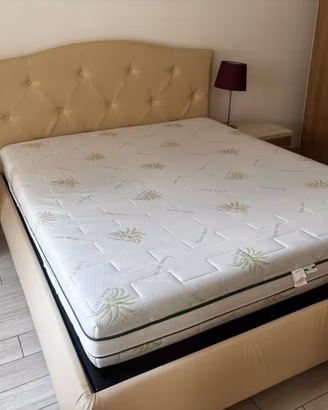 Letto matrimoniale contenitore con doghe in legno