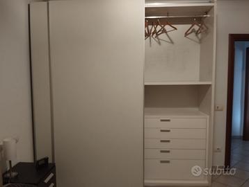 Armadio con ante scorrevoli