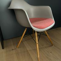 Poltrona Vitra DAW Eames con cuscino