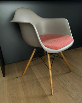 Poltrona Vitra DAW Eames con cuscino