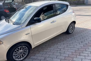 Lancia Ypsilon 1.2 69 CV 5 porte S&S Silver