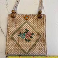 Borsa in paglia con decoro floreale