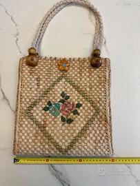 Borsa in paglia con decoro floreale
