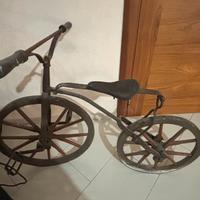 Velocipede  con ruote in legno ricoperte in ferro