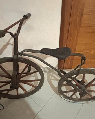 Velocipede  con ruote in legno ricoperte in ferro