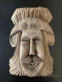 Vecchia maschera di legno Vlad III (Dracula)